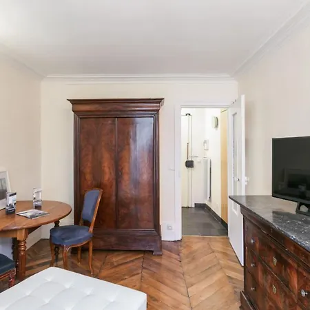 Typical Flat In Republique District At The Heart Of - Welkeys